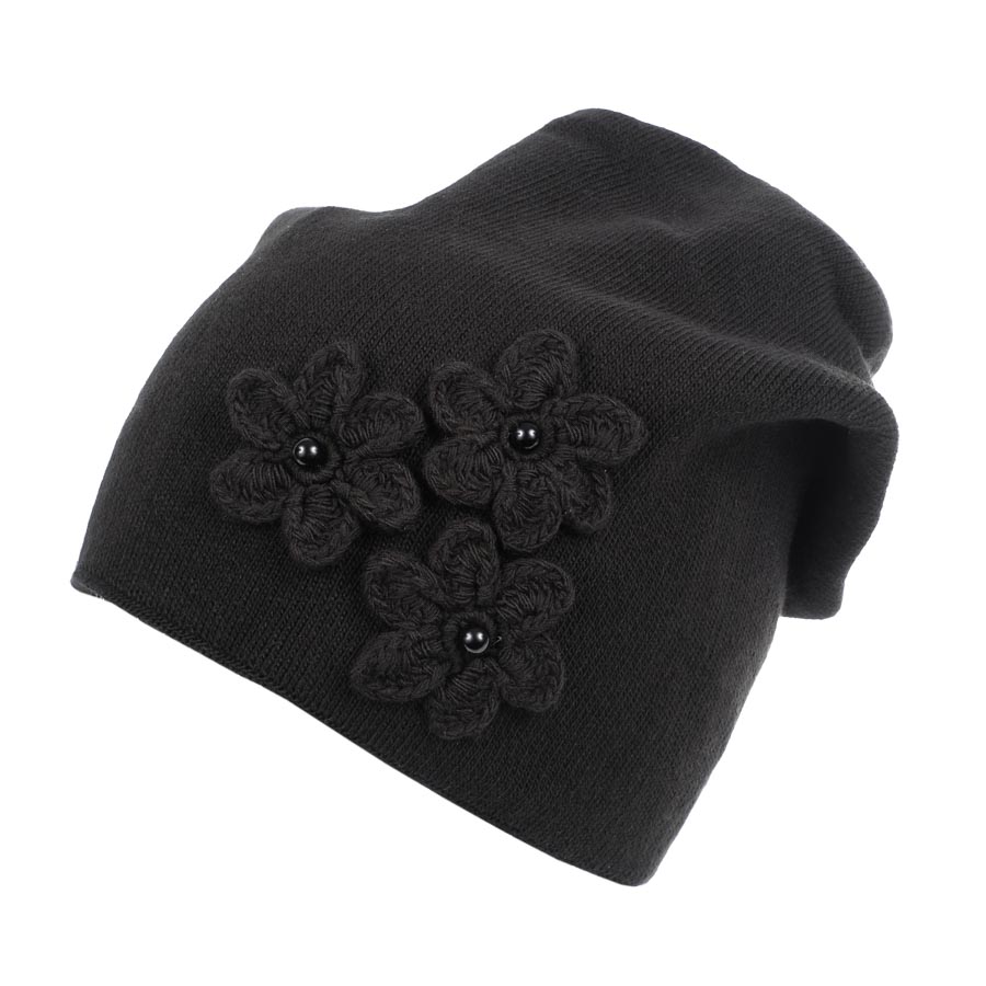Női sapka virágmintával, fekete, 30% gyapjú, lengyel termék (1) Női sapka virágmintával, fekete, 30% gyapjú, lengyel termék