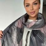 Női sál falevél mintával, több színben