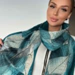 Női sál falevél mintával, több színben