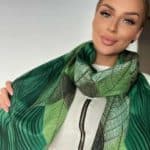 Női sál falevél mintával, több színben