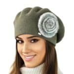 Női beret sapka szőrmedíszítéssel Kamea Orchid