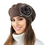 Női beret sapka szőrmedíszítéssel Kamea Orchid sötétbarna (2)
